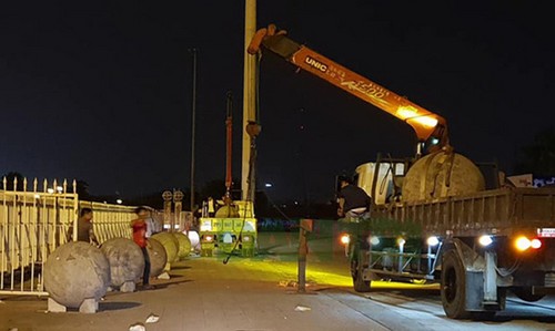 Những quả bóng bị xích với nhau được đưa khỏi sân vận động Mỹ Đình trước đêm bán kết lượt về AFF Cup tại Hà Nội. Ảnh: Minh Khang.
