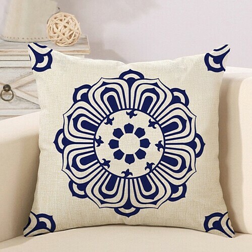 Những chiếc gối tựa sofa tô điểm thêm cho phòng khách, giúp gia chủ lẫn khách có thể tựa lưng thoải mái hơn. Nên chọn loại vải gối dày, không dễ rách khi tựa, nhất là khi nhà có trẻ nhỏ. Ngoài ra, vải gối phải có độ thấm hút tốt, không nóng, dễ thoát hơi. Ruột gối có thể là chất liệu bông gòn, hạt xốp. Sản phẩm giảm 33 %, còn 60.000 đồng (giá gốc 90.000 đồng).