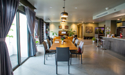 Chủ nhà gộp ba căn hộ để có phòng khách hơn 100 m2