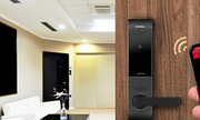 Khoá cửa tích hợp trên điện thoại thông minh