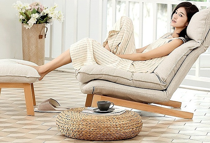 Sofa thư giãn Muji được nhiều gia chủ đặt ở phòng khách để có thể nằm đọc sách, xem phim và ngắm thiên nhiên bên ngoài. Thiết kế đậm chất thiền Nhật Bản có khung bằng gỗ sồi, khớp gập của hãng Hiraki bền chắc. Vỏ đệm bằng vải thô màu beige tự nhiên, chống bụi, thông thoáng, tạo cảm giác dễ chịu và thích hợp trong nhiều điều kiện thời tiết khác nhau Phong cách ghế tối giản với đệm lưng hai lớp có thể điều chỉnh linh hoạt. Gối tựa đầu cũng có khớp gập để người dùng có tư thế nghỉ ngơi thoải mái nhất. Sản phẩm giảm 11 %, còn 5,55 triệu đồng (giá gốc 6,25 triệu).