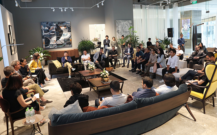 Buổi đàm luận được tổ chức tại Trung tâm Nội thất Bellavita Luxury (quận Hai Bà Trưng, Hà Nội).