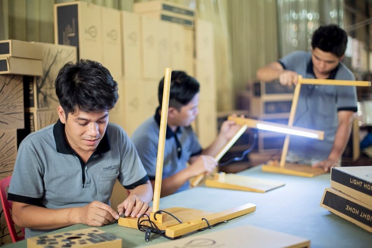Một công đoạn thiết kế, sản xuất đèn gỗ trang trí Light Home.