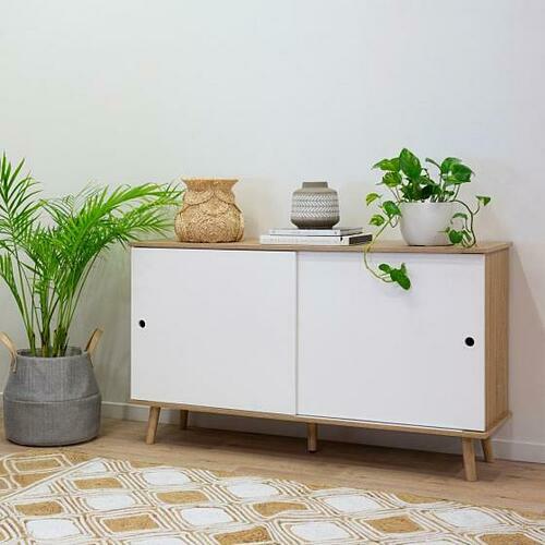 Tủ trưng bày nhỏ hợp với những căn hộ có phòng khách rộng rãi. Lấy cảm hứng từ nội thất cổ điển Bắc Âu, tủ trưng bày nhỏ Blake của hãng Cozino được nhiều gia đình lựa chọn nhờgỗ tự nhiên màu trắng, tạo cảm giác thanh lịch và bắt mắt. Chân tủ chéo và vuốt côn cân đối, tay nắm phay âm bo cong. Các ngăn tủ có cánh và ngăn kéo để lưu trữ vật dụng bạn cần che khuất.