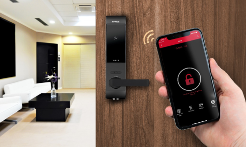 Với khóa điện tử Bluetooth Häfele, việc mở cửa nhà thật đơn giản và tiện lợi.