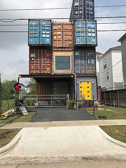 Ngôi nhà 3 tầng, một tum từ 11 khối container. Ảnh: Boredpanda.